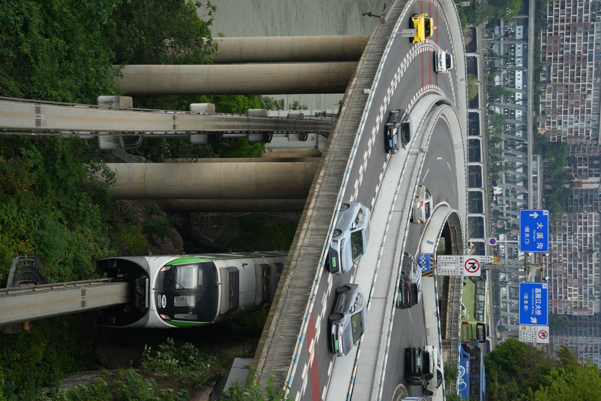 图3 单轨列车2